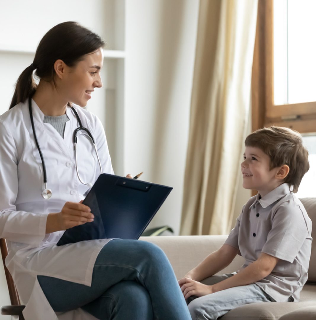 Positive,Young,Female,Doctor,Or,Nurse,Consult,Talk,With,Little